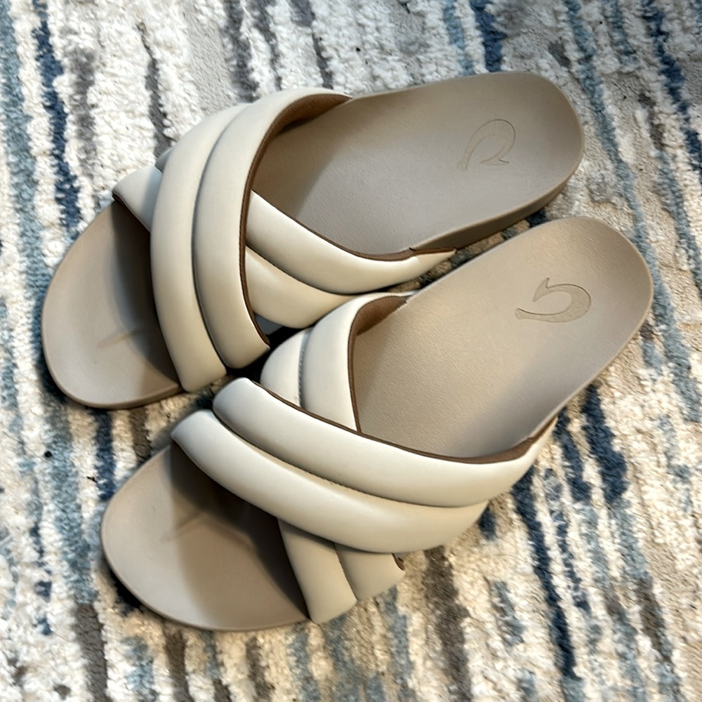Olukai NWOT size 10 Hila sandal